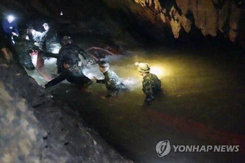 칠흑 같은 어둠속 동굴 들어가는 구조대[AP=연합뉴스]