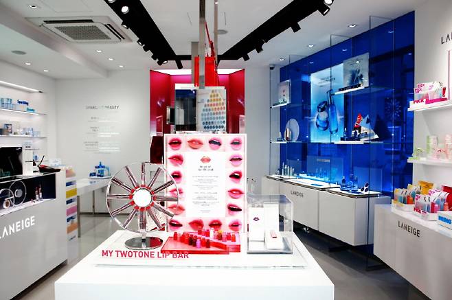 서울 명동 라네즈샵 2층 ‘맞춤형 화장품’ 서비스 공간. 이곳에서는 립스틱 맞춤 서비스뿐만 아니라 메이크업 강의 등도 진행된다.