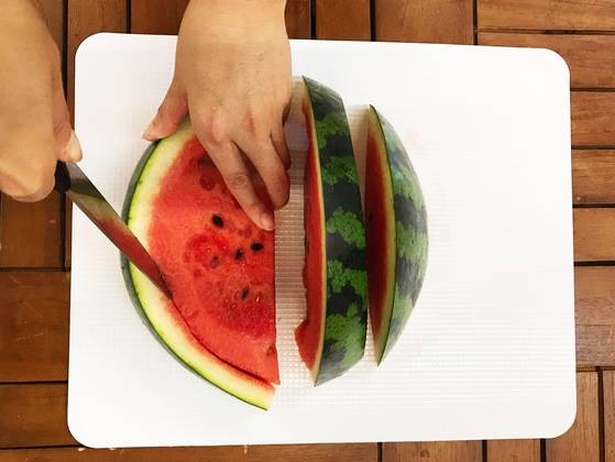 수박을 4등분해 껍질을 도려내고 자르는 수박 깍둑썰기법.