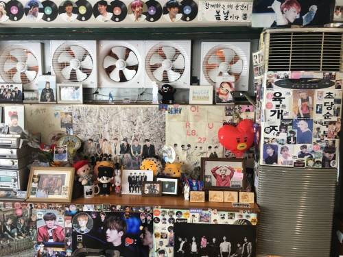 '유정식당'의 내부 벽면. 팬들이 가져 온 방탄소년단의 사진들로 가득하다. [사진 = 문혜령 인턴기자]