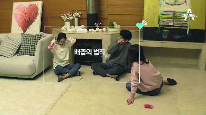 몸짓에선 다양한 하트시그널이 보인다. 배꼽이나 다리를 꼰 방향을 관찰하면 상대방의 호감을 예측할 수 있다. 심리적으로 더 친밀한 관계를 맺고 싶은 사람 쪽으로 향해있기 때문이다. - 하트시그널2 제공