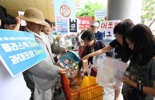 환경단체들은 3일 서울 용산구 대형마트 앞에서 플라스틱 어택 캠페인을 진행했다. 남정탁 기자