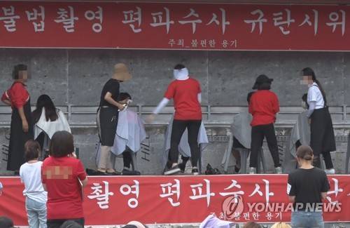 다시 모인 여성 1만5천여명…"성차별 몰카 편파수사" (서울=연합뉴스) 9일 오후 서울 종로구 지하철 4호선 혜화역 인근에서 다음 카페 여성 단체 '불편한 용기' 주최로 열린 '불법촬영 편파 수사 2차 규탄 시위'에서 집회 참가자들이 '홍익대 누드모델 몰카(몰래카메라) 사건'에 대한 경찰의 성(性)차별 편파 수사를 비판하며 삭발식을 진행하고 있다. 2018.6.9 [연합뉴스TV 제공]      photo@yna.co.kr