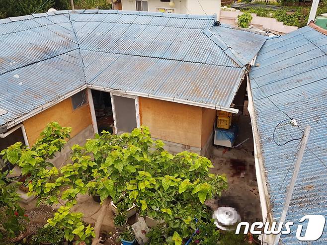8일 낮 12시49분쯤 경북 영양군 영양읍 가정집에서 난동 신고를 받고 출동한 영양경찰서 영양파출소 소속 B경위(51)와 C경위(53)가 집 주인 아들인 A씨(42)가 휘두른 흉기에 찔려 B경위가 숨지고 C경위가 부상했다.사건 현장 곳곳에는 숨진 경찰관의 핏자욱이 남아있어 당시 긴박했던 상황을 보여주고 있다.2018.7.8/뉴스1 © News1 피재윤 기자