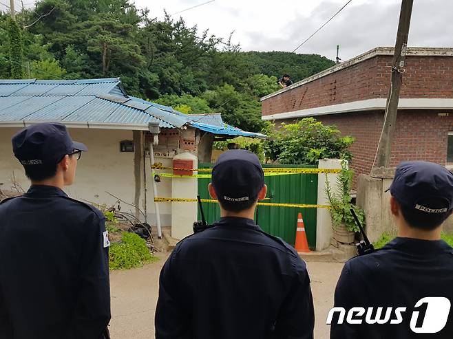 8일 낮 12시49분쯤 경북 영양군 영양읍 가정집에서 난동 신고를 받고 출동한 영양경찰서 영양파출소 소속 B경위(51)와 C경위(53)가 집 주인 아들인 A씨(42)가 휘두른 흉기에 찔려 B경위가 숨지고 C경위가 부상했다.사건 현장에 경찰 병력이 배치돼 외부인 출입을 통제하고 있다.2018.7.8/뉴스1 © News1 피재윤 기자