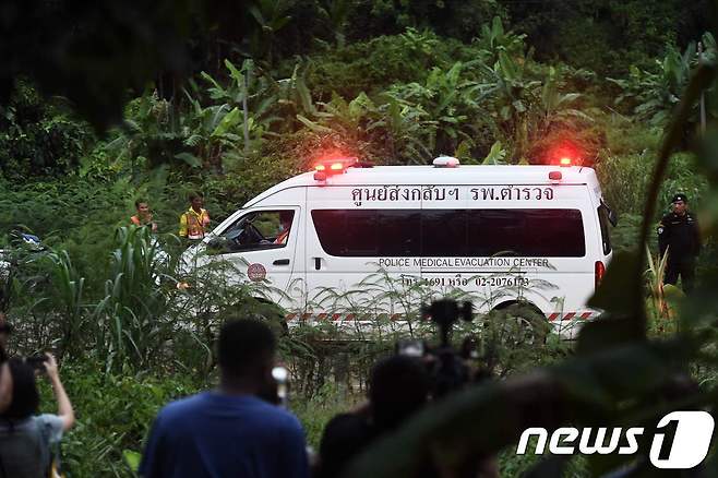 태국 치앙라이주 탐루앙 동굴 앞을 오가고 있는 구급차의 모습 © AFP=뉴스1