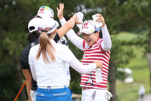 김지현이 동료들로부터 우승 축하 물세례를 받고 있다.