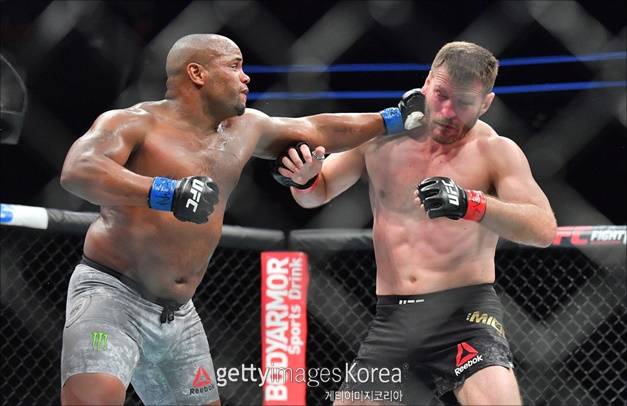 [UFC]코미어가 8일 미오치치를 물리치고 UFC 헤비급 챔피언 벨트까지 차지했다. ⓒ 게티이미지