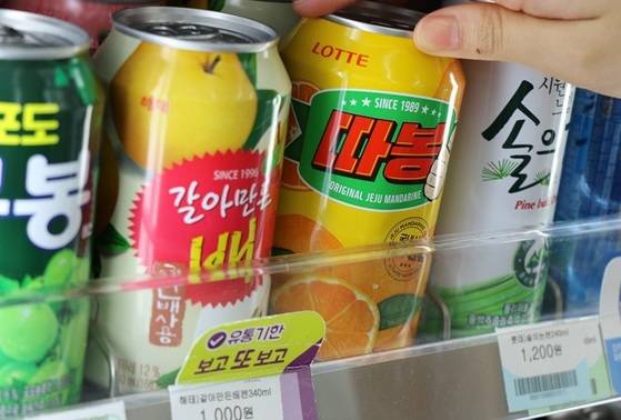 복고 열풍을 타고 갈아만든배와 포도봉봉, 따봉 등이 음료 진열대에 다시 등장했다. [사진 CU]