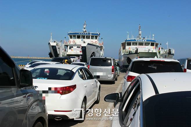 우도 내 렌터카 운행 제한이 실시되기 이전인 2016년 수십여대의 렌터카가 우도로 가는 도항선을 타기 위해 기다리고 있다. 박미라 기자