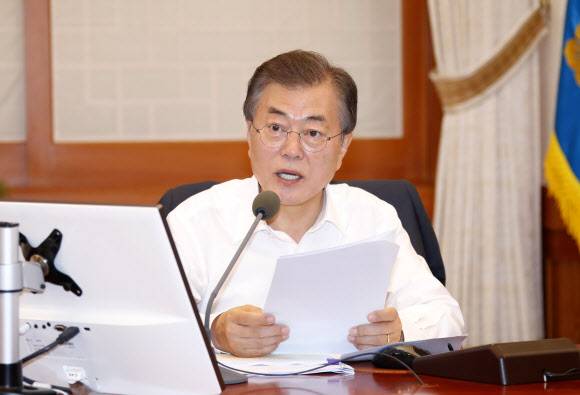 문 대통령은 3일 청와대에서 주재한 국무회의에서 정현백 여성가족부 장관으로부터 ‘성희롱 성폭력(미투) 방지 보완대책’에 대한 보고를 받은 뒤 “몰카 범죄 가해자에 대한 엄정한 처벌이 필요하다”고 말했다. 문 대통령은 홍대 누드모델 몰카 사건의 가해자가 여성이고 피해자가 남성이어서 더 강력한 수사가 이뤄졌다는 ‘편파수사 논란’에 대해서는 그렇지 않다고 설명했다. 2018.7.3 연합뉴스