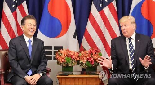 '한-미 정상' 밝은 대화 (뉴욕=연합뉴스) 김주형 기자 = 문재인 대통령이 21일 오전(현지시간) 미국 뉴욕 롯데 팰리스 호텔에서 도널드 트럼프 미국 대통령과 '한-미 정상회담'을 하고 있다. 2017.9.22      kjhpress@yna.co.kr