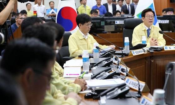 이재명 경기도지사가 1일 오전 경기도 수원시 팔달구 경기도청 재난상황실에서 재난비상대책회의를 주재하고 있다. [뉴스1]