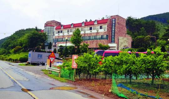 중국 사이비 종교단체인 전능하신하나님교회가 지난해 11월 매입한 충북 보은 산외면 길탕리 구 열림원 유스호스텔. 난민신청을 한 신도들이 이곳에서 집단 합숙을 하고 있다. 정문에는 컨테이너 초소가 있으며 곳곳에 CCTV가 설치돼 있다.