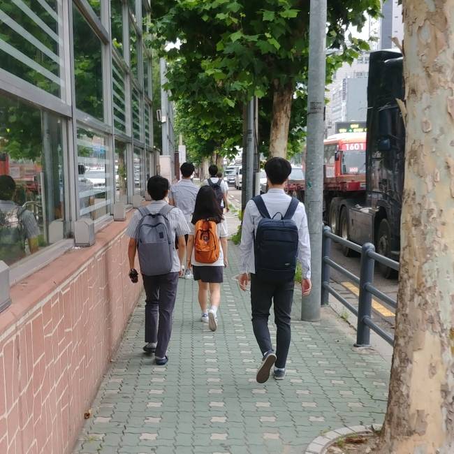 낮 최고기온이 28도까지 오른 5일, 더운 여름 날씨에도 긴 바지를 입고 등교하는 남학생들의 모습. 박이담 수습기자/parkidam@heraldcorp.com