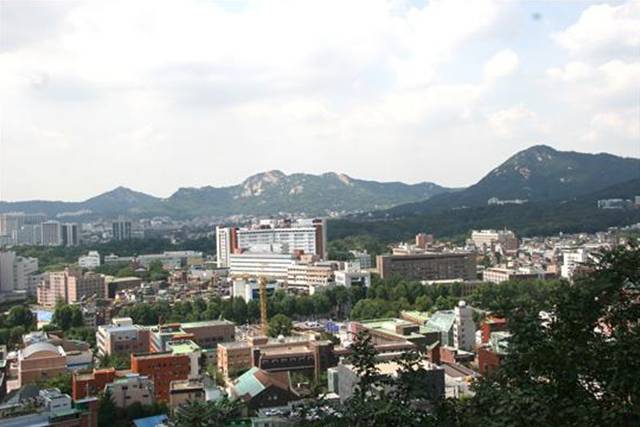 ▲낙산 정상에서 바라본 도성 안 풍경. 멀리 안산, 인왕산, 백악이 보인다.Ⓒ서울학교