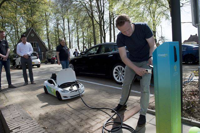 하름 반 덴 블링크(오른쪽) 엘라드엔엘 개발자가 네덜란드 아른헴 지역에 위치한 엘라드엔엘 테스트 구역에서 아이오타 기술이 탑재된 전기차 연료 충전소로 미니 테슬라를 충전하고 있다. 엘라드엔엘