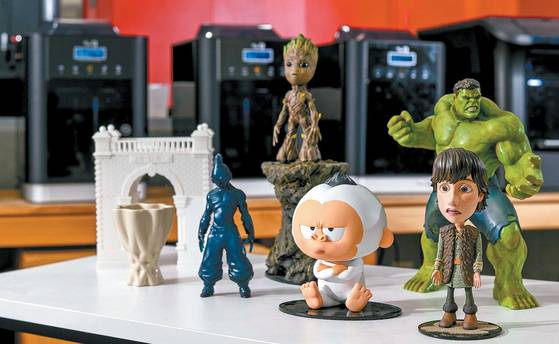 3D프린터로 출력해 채색한 각종 피규어와 장식품.