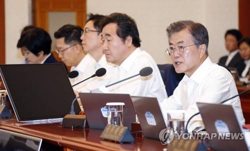 국무회의 주재하는 문 대통령 (서울=연합뉴스) 배재만 기자 = 문재인 대통령이 3일 오전 청와대에서 열린 국무회의를 주재하고 있다. 2018.7.3      scoop@yna.co.kr