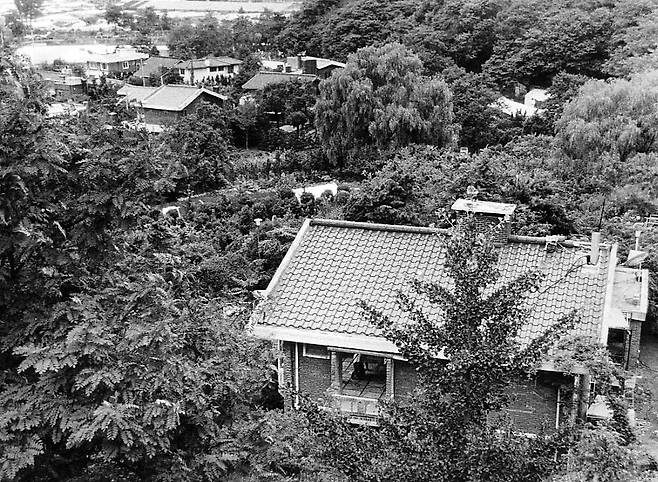 서울 서초구 염곡동의 세모마을 전경 맨 앞이 유병언 사장의 동생 유병호씨의 집이고 뒤편 두 채가 유 사장의 아들과 딸 부부가 사는 집이다. 유 사장이 사는 집은 이곳에서 약간 떨어져 있다. <한겨레> 자료 사진.