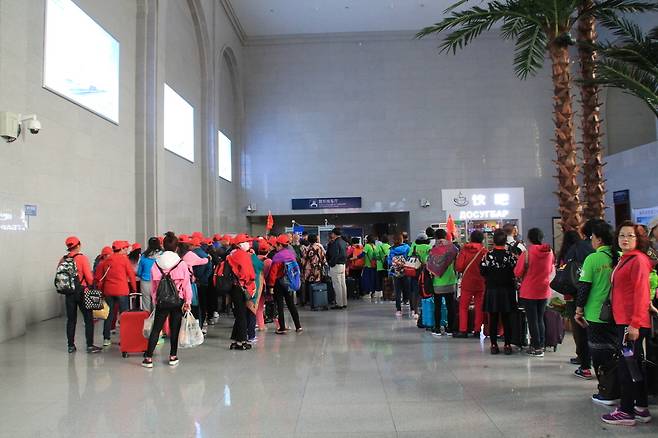 쑤이펀허역 내부 중국인 단체관광객.