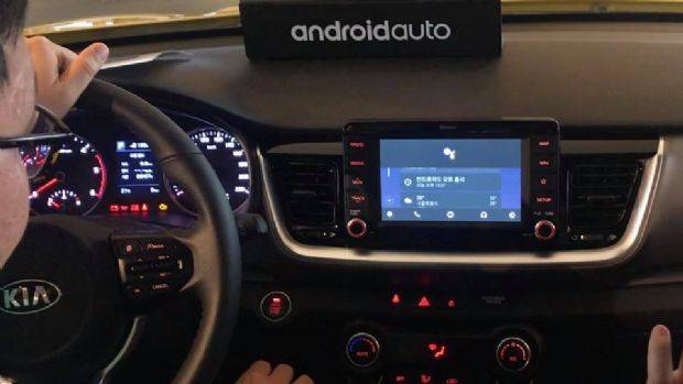 로렌스 김 구글 안드로이드 오토 리드 프로덕트 매니저가 안드로이드 오토 시연을 하고 있다. (사진=지디넷코리아)