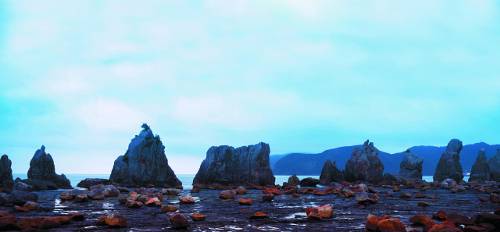 구시모토 해안에 교각처럼 나란히 서 있는 하시구이이와.