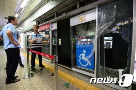 2015년 8월 서울 지하철 2호선 강남역에서 스크린도어에 끼어 외주업체 직원이 사망하는 사고가 발생했다. 사진은 2016년 1월 서울교통공사 관계자들이 사고 현장을 둘러보는 모습. / 사진제공 = 뉴스1