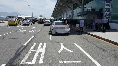 피해를 본 택시 [부산지방경찰청 제공=연합뉴스]