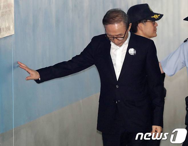 110억 원대 뇌물수수와 다스 횡령 등의 혐의로 구속기소 된 이명박 전 대통령이 12일 오전 서울 서초구 서울중앙지방법원에서 열린 특정범죄가중처벌법상 뇌물 등 12회 공판에 출석한 모습. 2018.7.12/뉴스1 © News1 박세연 기자