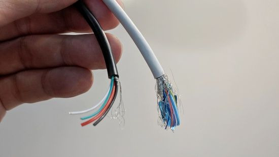 중국산 저가 케이블(좌)과 유명 제조사 고가 케이블(우) 비교. (사진=지디넷코리아)