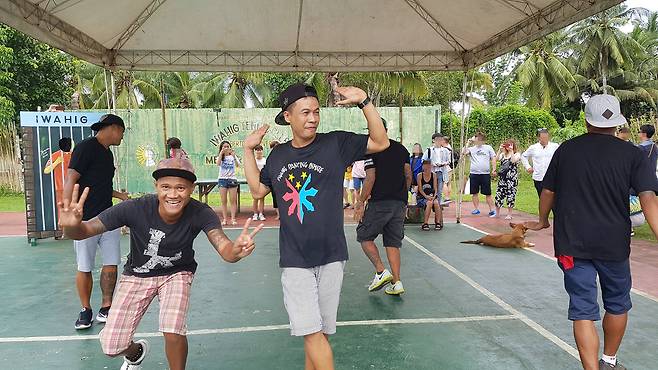 필리핀 팔라완 이와힉 개방 교도소에서 죄수들이 10일 관광객 앞에서 가수 싸이의 '마더파더 젠틀맨'과 모모랜드의 '뿜뿜'에 맞춰 춤을 선보이고 있다. 변선구 기자