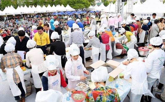 칼국수 축제에서 칼국수 요리 경연대회가 펼쳐졌다. [사진 대전 중구청]