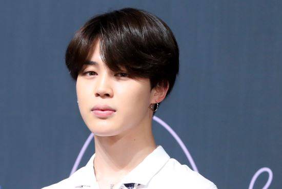 '2018 빌보드 뮤직 어워드'에서 톱 소셜 아티스트상을 수상한 그룹 방탄소년단 지민이 5월 24일 오전 서울 소공동 롯데호텔에서 열린 정규 3집 앨범 '러브 유어셀프 전 티어(LOVE YOURSELF 轉 'Tear')' 발매 기자간담회에서 포즈를 취하고 있다. 뉴시스