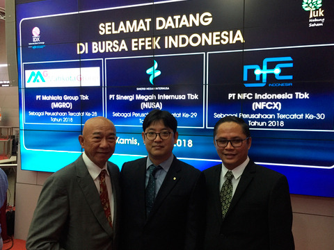 Officials pose after NH Korindo Sekuritas managed the IPO of local firm PT Sinergi Megah Internusa Tbk on Indonesia Stock Exchange on Thursday, local time. [Photo provided by NH Investment & Securities Co.]