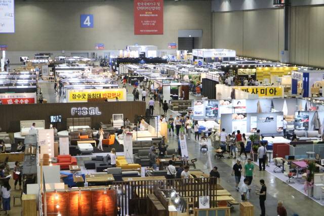 국내 최대 인테리어 박람회인 ‘한국국제가구 및 인테리어산업대전, 한국국제목공산업전시회(KOFURN)’에서 관람객들이 최신 트렌드를 살피고 있다. /사진제공=대한가구산업협동조합연합회