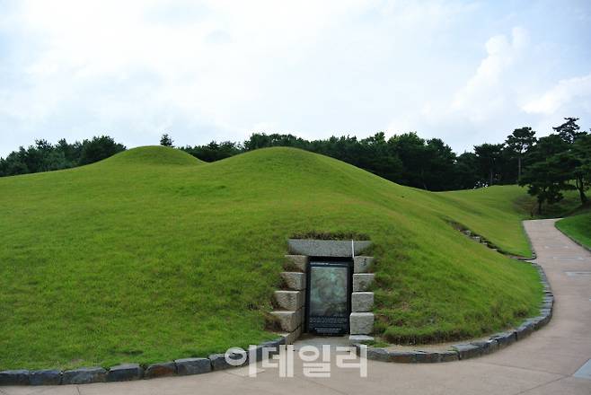 백제 무령왕릉은 송산리 5호분과 6호분을 정비하기 위해 배수시설 공사를 하다 우연히 발견됐다. 학계의 백제사 재평가는 물론 새로운 고대사 연구를 가능하게 한 고고학적 대사건이었다. (사진=이정현 기자)