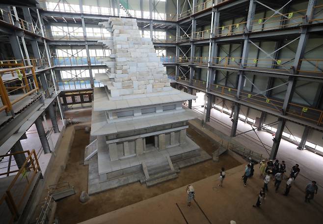 김현용 국립문화재연구소 학예사가 보수 정비공사가 끝난 익산 미륵사지석탑 공사 과정을 설명하고 있다. 일제강점기 당시 일본인이 보강한 콘크리트를 모두 떼어내고 전통 방식에 현대 문화재 복원 기술을 더해 다시 쌓아올렸다.(사진=뉴시스)