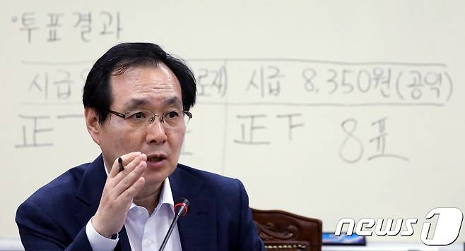 2019년도 최저임금이 8350원으로 확정됐다. 류장수 최저임금위원회 위원장이 14일 정부세종청사 고용노동부 내 최저임금위 전원회의장에서 열린 15차 전원회의를 마친 뒤 결과 브리핑을 하고 있다.  2018.7.14/뉴스1 © News1 장수영 기자