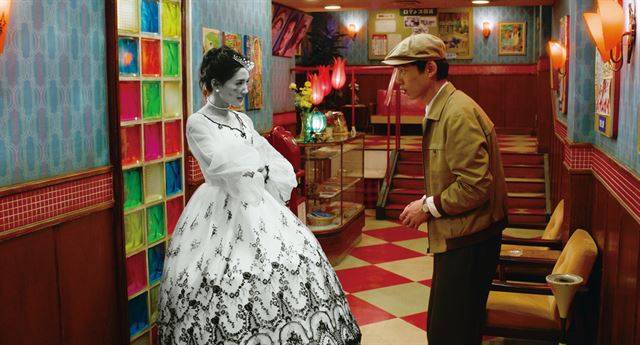 흑백과 컬러가 서로를 물들이는 마법 같은 순간이 시각적 즐거움을 준다.