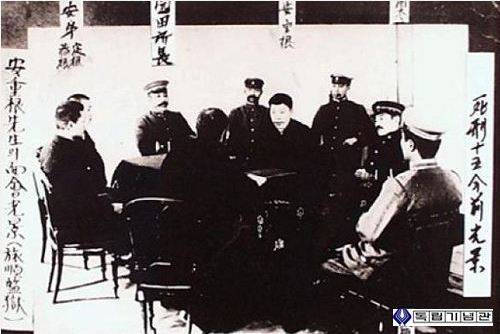 이토 히로부미 저격 후 뤼순 감옥에 수감된 안중근이 가족들과 면회를 하고 있다. 국가보훈처 제공.