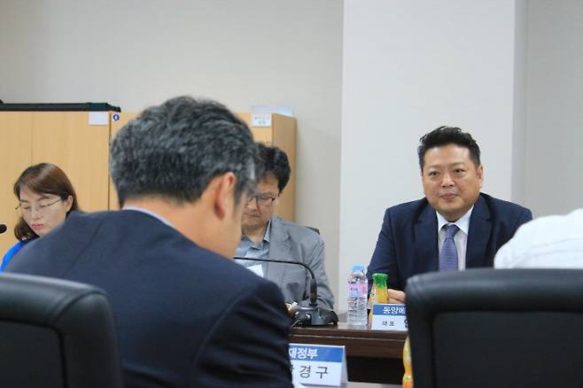 5일 한국산업단지관리공단 부산지역본부에서 열린 ‘투자지원카라반’ 간담회에서 기재부·고용부·해수부 등 정부 관료들이 기업인의 설명을 메모하며 듣고 있다. / 대한민국 정책기자단 정민두 제공