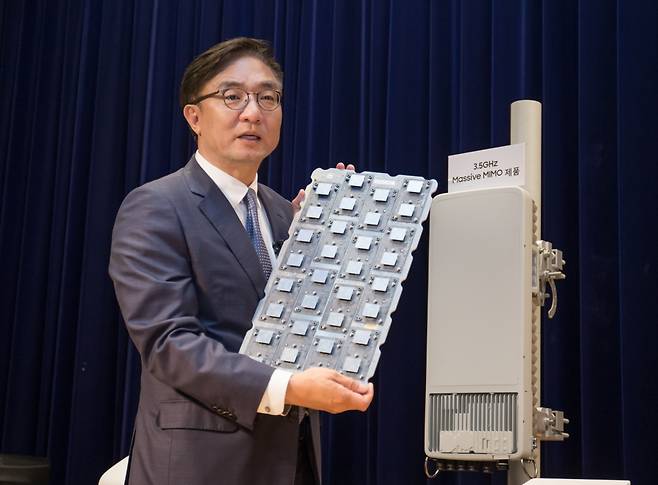 삼성전자 네트워크사업부장 김영기 사장이 5G 통신장비를 소개하고 있는 모습/사진=삼성전자