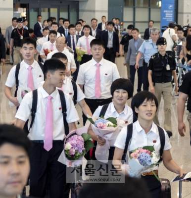 [서울포토] 북한 탁구 선수단 입국 - 코리아오픈 국제탁구대회에 출전하는 북한 탁구선수단이 15일 인천국제공항을 통해 입국하고 있다. 북한 선수단은 남녀 복식, 혼합복식에서 남북단일팀을 구성해 출전할 예정이다. 2018. 7. 15 박지환 기자 popocar@seoul.co.kr