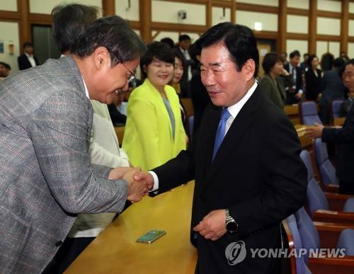 민주 당대표 출마 선언하는 김진표 의원 (서울=연합뉴스) 김현태 기자 = 더불어민주당 김진표 의원이 15일 오전 국회 의원회관에서 열린 당대표 출마선언 기자회견에서 참석자들과 악수하고 있다.   김 의원은 이날 출마 기자회견에서 "문재인 정부의 성공을 위해 유능한 경제정당을 이끄는 경제 당대표가 필요하다"고 밝혔다. 2018.7.15      mtkht@yna.co.kr