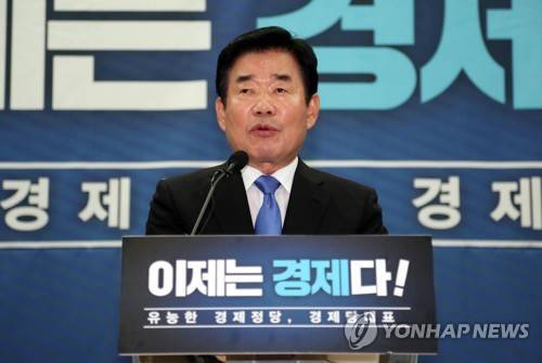 김진표, 민주 당대표 출마선언…"경제 당대표 필요" (서울=연합뉴스) 김현태 기자 = 더불어민주당 김진표 의원이 15일 오전 국회 의원회관에서 오는 8·25 전국국대의원대회 때 당대표 경선 출마를 공식 선언하고 있다.   김 의원은 이날 출마 기자회견에서 "문재인 정부의 성공을 위해 유능한 경제정당을 이끄는 경제 당대표가 필요하다"고 밝혔다. 2018.7.15      mtkht@yna.co.kr