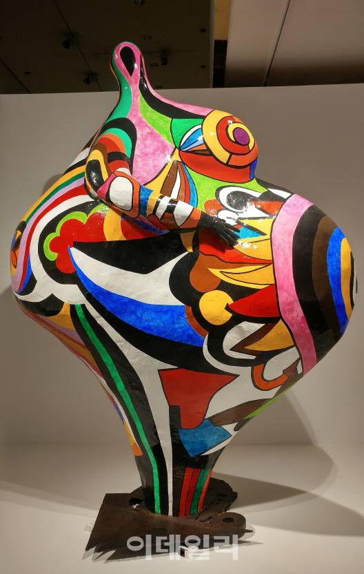 니키 드 생팔의 ‘그웬돌린’(1966/1990). 서울 서초구 예술의전당 한가람미술관에 펼친 ‘니키 드 생팔 전: 마즈다컬렉션’에 나왔다. ‘나나’ 시리즈를 탄생시킨, 임신한 친구의 모습이란다. 터질 듯 부푼 배와 가슴에 원색의 발랄한 색채를 입혔다. ‘그웬돌린’은 그 친구의 딸 이름에서 따왔다(사진=오현주 문화전문기자).