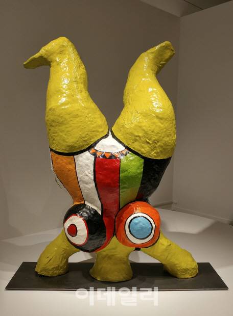 니키 드 생팔의 ‘거꾸로 서 있는 나나’(1967). 그냥 서 있기도 불편할 가로 128㎝ 세로188㎝의 거구를 물구나무 세웠다. 비대칭과 불균형이란 ‘나나’ 시리즈 특징은 골격뿐만 아니라 색채에서도 드러난다(사진=오현주 문화전문기자).