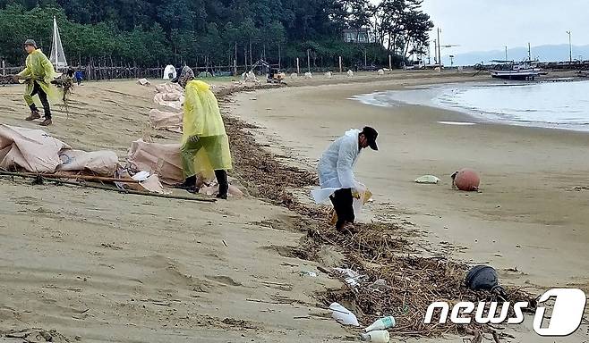 해양쓰레기 수거활동.(보성군 제공)/뉴스1 © News1