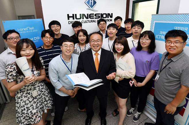 휴네시온은 망분리 환경에서 안전하게 데이터를 전송하는 망연계솔루션 등으로 시장을 선도하고 있다.